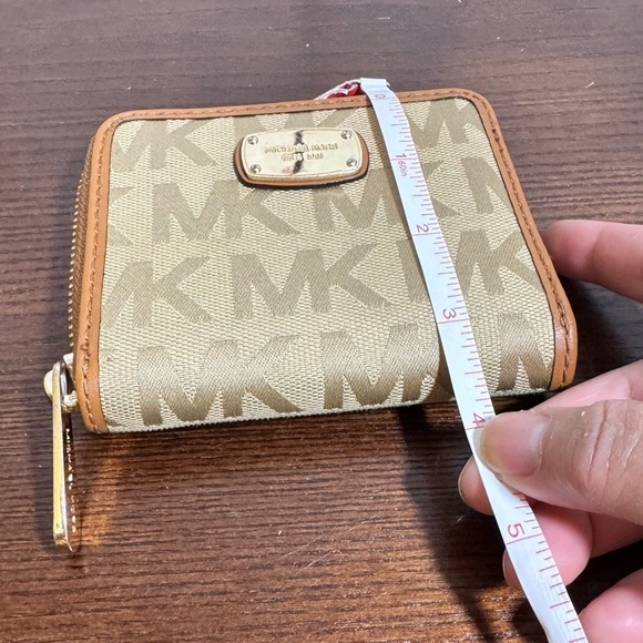 MICHAEL KORS monogram canvas zippered bifold wallet with gold hardwares EUC - Picture 2 of 11